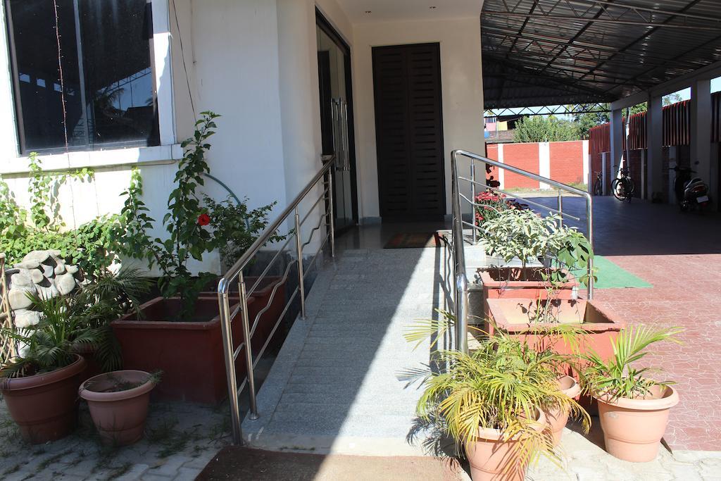 Dibrugarh Club House Hotel Exterior foto